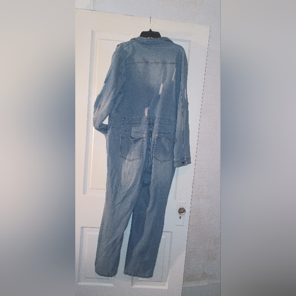 Light Blue Full-Body Jumpsuit with Long Sleeves and Relaxed Fit